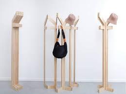 Garderobenständer online bestellen xxxlutz.de ständer oder wagen metall & holz integrierter schirmständer modern chic jetzt bei xxxlutz kaufen! Kleiderstander Aus Holz Effektvolle Modelle Archzine Net