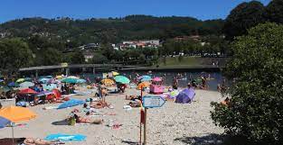É vigiada e com várias zonas de lazer, muito propícias para estender a toalha ou até mesmo fazer um piquenique. Espanhois E Bracarenses Combatem Calor Na Praia Fluvial De Arcos De Valdevez