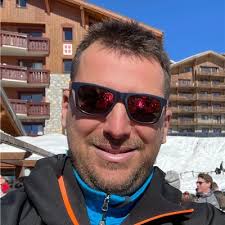 Motorized gantry crane with slewing motorized wheels