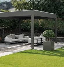 Der garten ist mit hauptsächlich immergrünen pflanzen bepflanzt und wird von einem kiesweg gesäumt. Die Pergola Die Kleine Oase Im Garten Neue Raume Schaffen