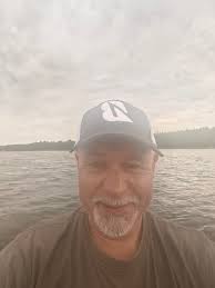 Me jotka asuimme kaupungeissa, niin varmaan tuli tutuksi yleiset saunat.  Meillä Jyväskylässä minä kävin "Soomannin", Eli vaneritehtaan saunassa,  miesten vuorolla Lauantaisin. Kyllä oli Pukukopissa mielenkiintoista  porukkaa ja jutut oli mahtavia. Kyllä ...