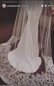 Open coverage has been heavily scrutinized during its as the family walked back into the clubhouse, fox unabashedly focused in on gretzky from behind as she pulled down her dress. Dustin Johnson S Fiancee Paulina Gretzky Goes Wedding Dress Shopping With Vera Wang Aktuelle Boulevard Nachrichten Und Fotogalerien Zu Stars Sternchen