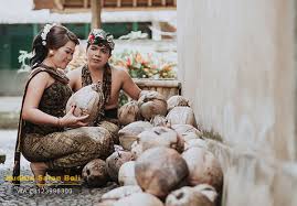 Jangbi jogger pants hitam lis army coklat Prewed Klasik Bali Dengan Busana Bali Tempo Dulu Tentunya Menarik