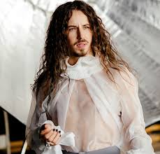 Michał szpak najprawdopodobniej nie będzie zbyt dumny z zachowania swojej młodszej siostry. Szpak W Kolejnej Szalonej Stylizacji Party Pl
