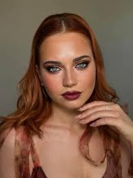 I have the BEST BRIDES EVER!!🥰 Thank you so much @laura_jane1992x for my  cakes they're absolutely lush but honestly look too beautiful to eat 😍  @daisycakes112 they're amazing 🤩