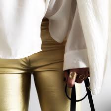Dans Mon Dressing De Paillettes Leopard Cuir Etc Il Me Manquait Le Pantalon Dore Pour Casser Je Le Porte Simplement Avec Du In 2020 Pantsuit Fashion Suits