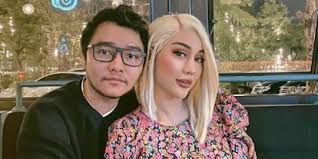 Satu lagi artis yang harus berurusan dengan hukum karena narkoba. 5 Potret Artis Dengan Kasus Narkoba Terciduk Bersama Pasangannya Merdeka Com