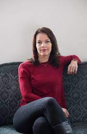 Stefan löfven med ett entourage av kvinnor.jpg. Bilder Veronica Palm