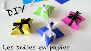Une forme basique de cube en papier, une fois découpée dans un joli papier gris, forme une adorable boîte pour offrir de petits présents. Comment Fabriquer Une Boite En Papier Facile Diy Boite Cadeau Youtube