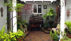 Para pecinta rumah pun pastinya juga akan tertarik dengan desain yang ada. Sungguh Menawan Ini 7 Desain Taman Dalam Rumah Bikin Segar