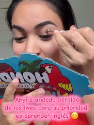 Anyi se Enfoca en Aprender Inglés