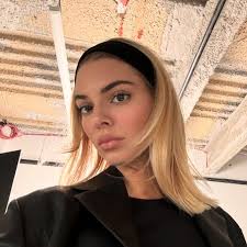 KENNY 🔥 We can't decide if we're loving the headband most or the new  blonde locks. #scunci #hairstyles #headband #kendalljenner #hairtrends