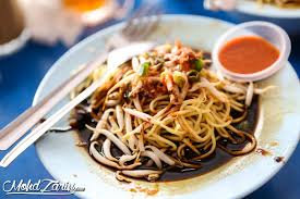 Ya, pedagang cina yang ingin bereksperimentasi dengan rempah ratus yang dibawa oleh pedagang india. Mee Kicap Terbaik Ipoh