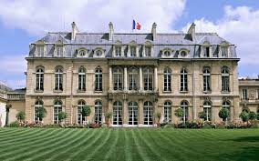 Le Palais De L Elysee Est La Residence Du President De La Republique Francaise Qui Est Sur 55 Rue Du Faubour Classical Architecture French Architecture Palace