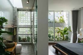 Desain rumah minimalis dengan banyak kaca mungkin terasa berisiko bagi sebagian orang. Desain Rumah Minimalis Dengan Hamparan Tanaman Hijau Yang Menyejukkan Arsitag