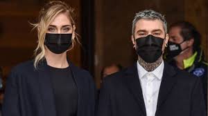 Fedez achillesque lauro, iuvenes famosique cantores rapianus, atque orietta berti, clara nobilisque cantatrice quae cognomine luscinia curviacensis quorum trium canendi artificum carmen, quod mille inscribitur, audiri ex hesterno die potest, dum ipsius taenia visifica proximo lunae die vulgabitur. Fedez Regala Soldi A Milano Mille Euro A 5 Persone Il Gesto Virgilionotizie