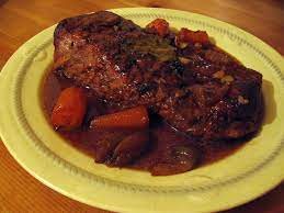 Punem bucata de carne , apoi turnam berea (poza 6). Friptura De Vrabioara De Vitel La Cuptor Sisters Kitchen