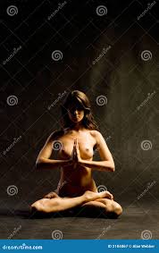 裸体瑜伽库存图片. 图片包括有妇女, 精神, 典雅, 裸体, 赤裸, 高雅, 祈祷, 皮肤, 亭亭玉立- 2184867
