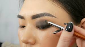 make up artist makes eye stock fooe