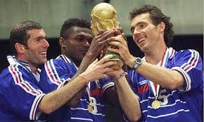 نجح المنتخب الفرنسي في حسم نهائي مونديال روسيا لصالحه بعد تفوقه على منتخب كرواتيا المدرب ديشان يضيف لقبا عالميا ثانيا له بعد فوزه كلاعب بكأس العالم 1998. Ù…Ù† Ø§Ù„ÙØ§Ø¦Ø² Ø¨ÙƒØ§Ø³ Ø§Ù„Ø¹Ø§Ù„Ù… 1998 Tacteec