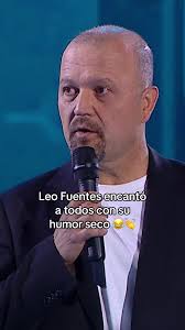 Leo Fuentes: Humor Seco que Encanta en Coliseo Mega