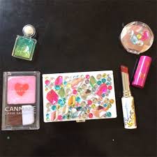 こんにちは 今日は子どものメイクセットのおもちゃを作ってみました 材料は100均で揃えました 今回はダイソーさんとセリアさんで購入しました adsbygoogle window adsbygoogle push 子どものメイク メイクセット 子供 メイク 手作り 小物