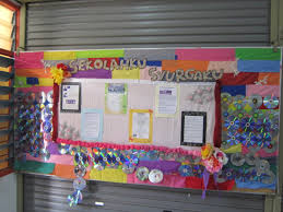 Papan kenyataan dan papan buletin biasa kita lihat ditempat laluan utama setiap institusi. 30 Ide Keren Hiasan Papan Kenyataan Kelas Sekolah Menengah Schluman Art
