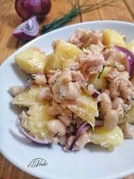 Ora unite i fagioli e irrorate con dell'olio extra vergine d'oliva e aceto balsamico o quello che preferite, aggiungete il tonno e mescolate bene tutto con un cucchiaio, mettete l'insalata in frigo e fatela raffreddare in modo da servirla bella fresca e buon appetito con questo semplice ma delizioso piatto! Insalata Di Tonno Fagioli Patate E Cipolle Super Gustosa