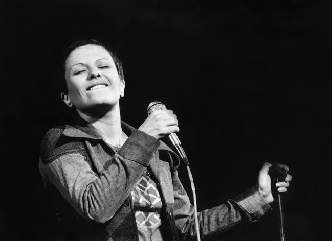 Inteligência artificial reproduz voz de Elis Regina cantando Marina Sena e  Marília Mendonça; ouça - Estadão