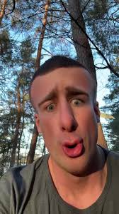 Spotkanie z niedźwiedziem w lesie