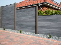 Die Wind Und Sichtschutzelemente Aus Wpc Der Grojasolid Serie Werden Aus Einer Kombination Von Ho In 2020 Concrete Patio Garage Door Decorative Hardware Balcony Decor