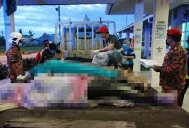 Kereta mangsa terus menjunam masuk ke dalam tali parit menyebabkan sebahagian besar kereta itu tenggelam di dalam lumpur. Mangsa Gagal Imbang Kenderaan Sebelum Jatuh Ke Sungai Bomba Astro Awani