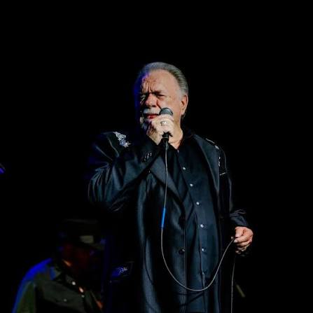 🎤 Gene Watson delivered a timeless night of classic country, bringing his signature voice and legendary songs to the stage. 🌟 Fans sang along to the hits and enjoyed an evening celebrating