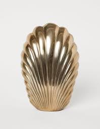Une Decoration Doree Pour Un Interieur Super Solaire Elle Decoration Vase En Metal Petits Vases En Verre Grand Vase En Verre
