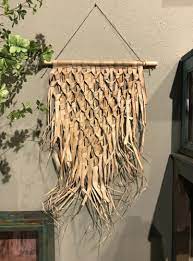 wandkleed gevlochten palmblad driehoek aan stok pure wood wandkleed macrame wandkleden stokken