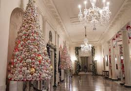 A Decoracao De Natal Dos Obamas White House Christmas Tree Christmas Decorations For The Home Christmas Hallway