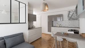 Un Amenagement Studio Avec Petite Cuisine Ouverte Mobalpa En 2020 Cuisine Ouverte Meuble Living Interieur Moderne De Cuisine