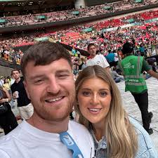 Iwan Roberts would pick Rubin Colwill over Liam Cullen ⚽ Do you agree❓ 🎧  Listen to Feast of Football