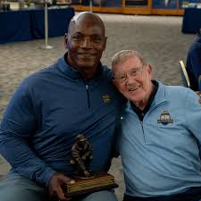 The Ultimate Elevator Pitch National Championship Coach Lou Holtz, @nfl  Hall of Famer "The Bus" @jerome36bettis, and Holtz's Heroes President  Emeritus and @ndfootball walk-on Tom Galloway walk into an elevator...  During the
