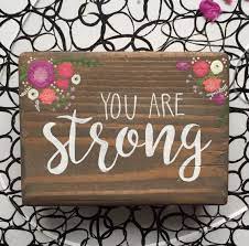 1 178,29 руб.предыдущая цена 1 178,29 руб. Eres Fuerte Mano De Flores Pintado A Mano Por Boardandbristle Letras De Madera Pintadas Artesanias De Madera Flotante Signos De Madera