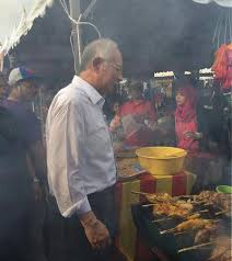 Tonton bella menikmati sate kambing salam noodles dengan penuh asyik sekali. Najib Razak Saya Berada Di Bazaar Ramadan Putrajaya Facebook