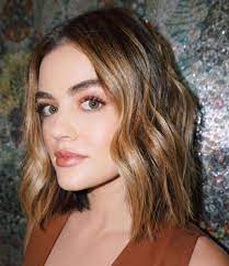 Lucy Hale With Short Hair And Curly Texture Luminous Makeup Look Oval Face Hairstyles Hair Styles Short Hair Styles
