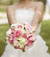 Sie können das bild hochzeitsstrauß rosa weiß ohne anmeldung/registrierung herunterladen und im rahmen der nutzungsbestimmungen für. Braut In Einem Weissen Kleid Mit Einem Hochzeitsstrauss Weiss Und Rosa Blumen Lizenzfreie Fotos Bilder Und Stock Fotografie Image 9290434