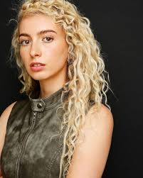 choose your player 🌈 🐉 😁 ☮️ headshots by @huebnerheadshots styling by  @imagebybuckley ps both Leah and Buckley are amazing and i can't recommend  them enough. 🫶