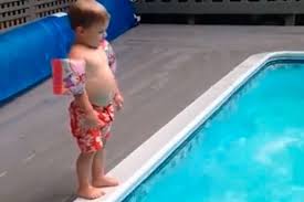 Hechandome un clavado a la piscina. Nino Realiza Singular Clavado En Piscina Y Causa Furor En Redes Sociales Video