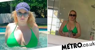 The actress, 40, who has been open about spending the last year focusing on losing weight, shared a stunning photo of herself with her sister, annachi wilson. Rebel Wilson Serves Mermaid Vibes In Green Bikini As She Hits Pool Metro News