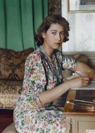 Età, marito, figli, curiosita e tutte le ultime notizie sulla regina elisabetta. La Regina Elisabetta Ii D Inghilterra Fotografata All Eta Di 18 Anni Nel 1944 An 18 Year Old Queen Elizabet Regina Elisabetta Principessa Elisabetta Celebrita