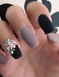 Mira estas hermosas foros con diseños. Unas Acrilicas Negras Con Blanco Mate Decorados De Unas