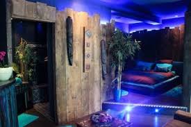 Suite Pour Amoureux Avec Jacuzzi Evasion Antillaise Marseille 13 Nuit D Amour Jacuzzi Chambre Insolite Chambre Spa Privatif