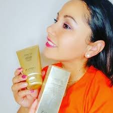 Jeanette Saavedra's Instagram, Twitter & Facebook